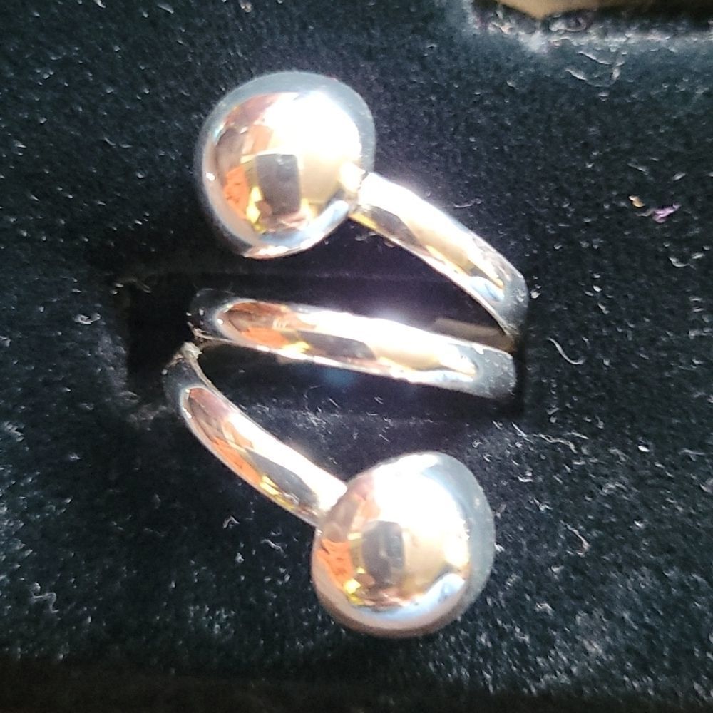 Sterling Silver Wrap Around Ring. Sizes 6 and 7 available.
